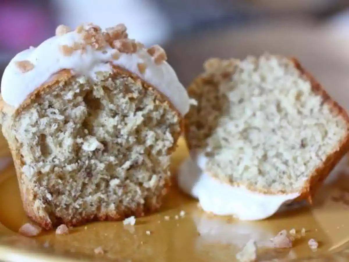 Banana bread cupcakes with cream cheese frosting