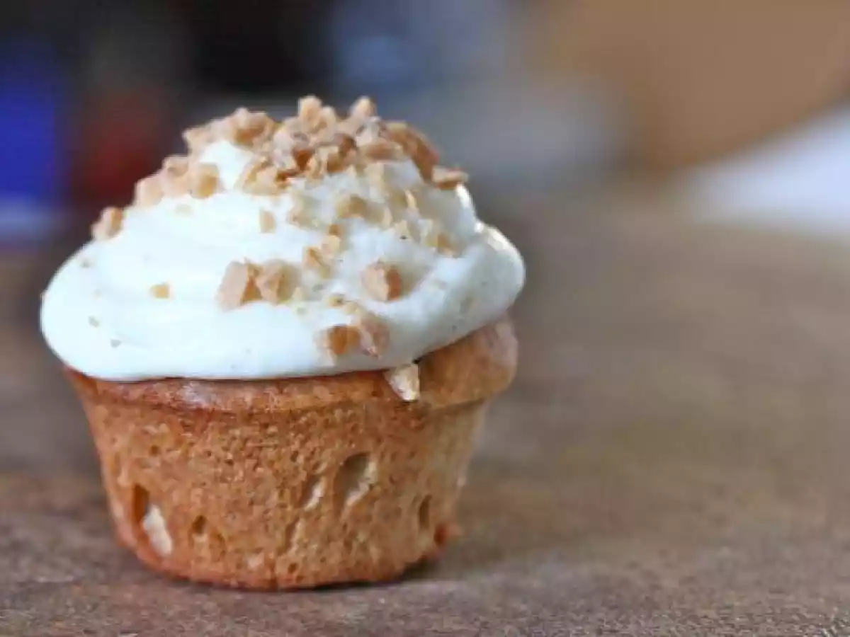 Banana bread cupcakes with cream cheese frosting - photo 3