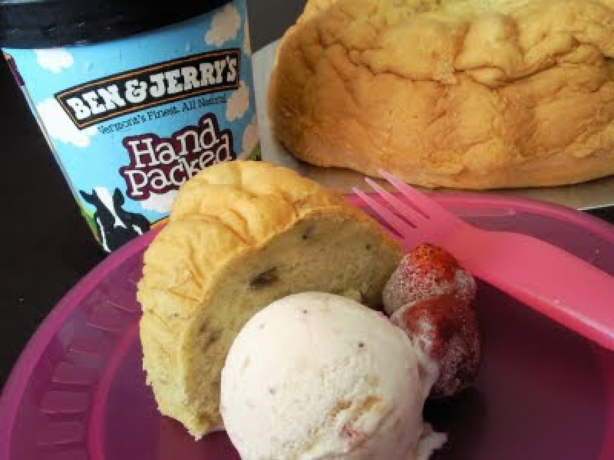 Banana Bundt Cake with a scoop of Strawberry Cheesecake Ice-Cream :D'''''