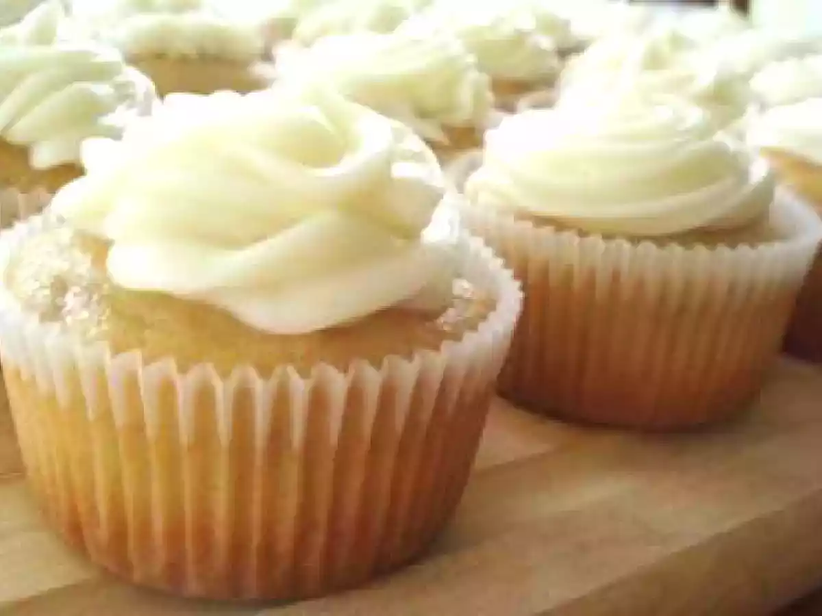 Banana Cupcakes With Cream Cheese Frosting