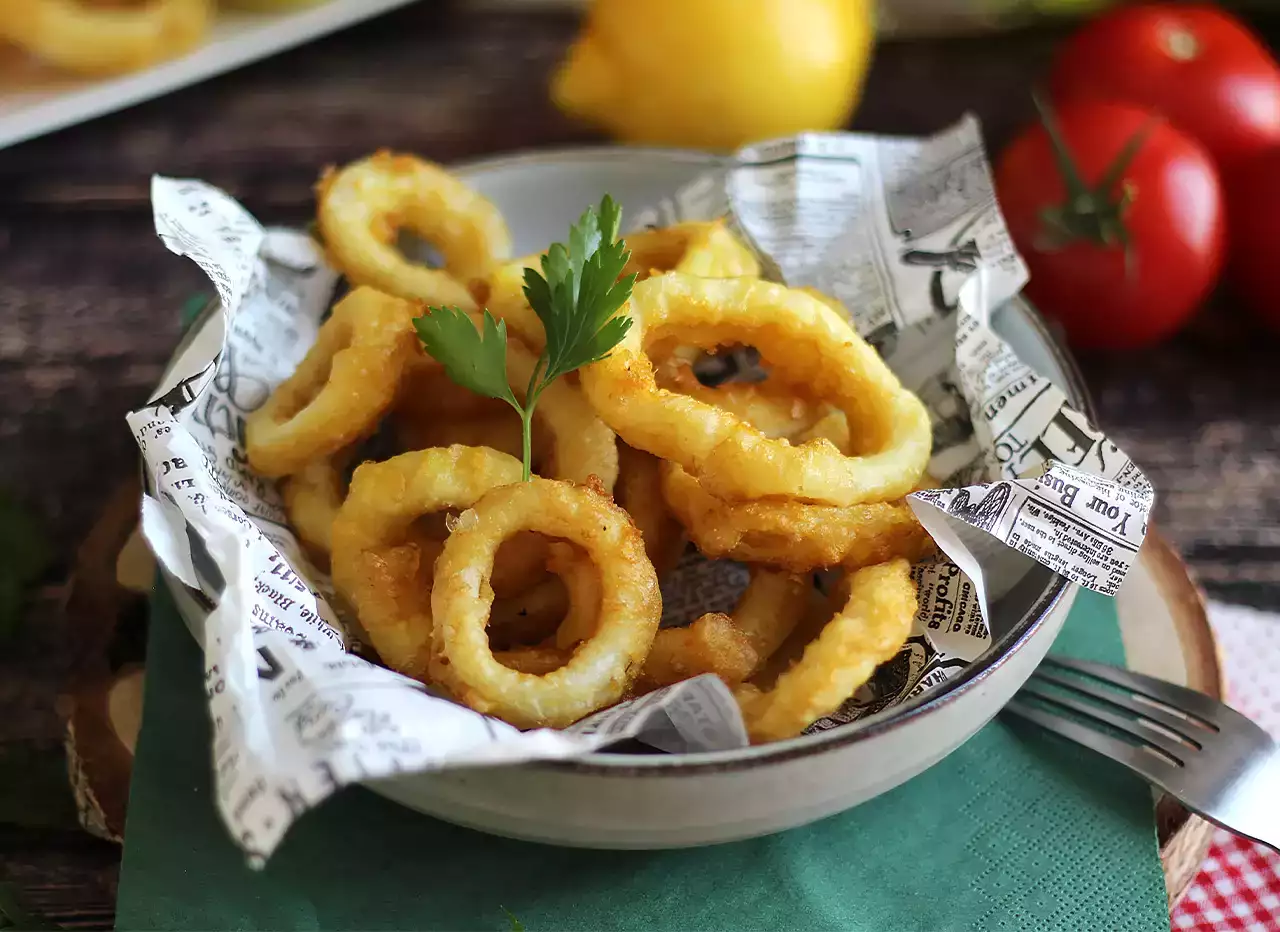 Golden calamares a la romana fried squid rings with lemon