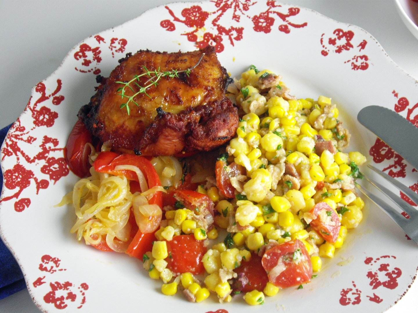 Bbq chicken with bacon, corn, hominy and tomato salad Recipe Petitchef