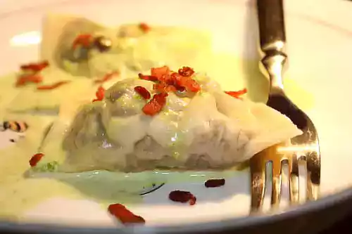 Beef ravioli recipe with pea and bacon sauce