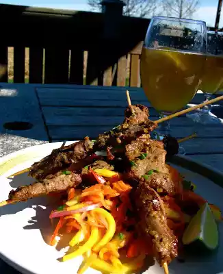 Beef satay with mango mint salad