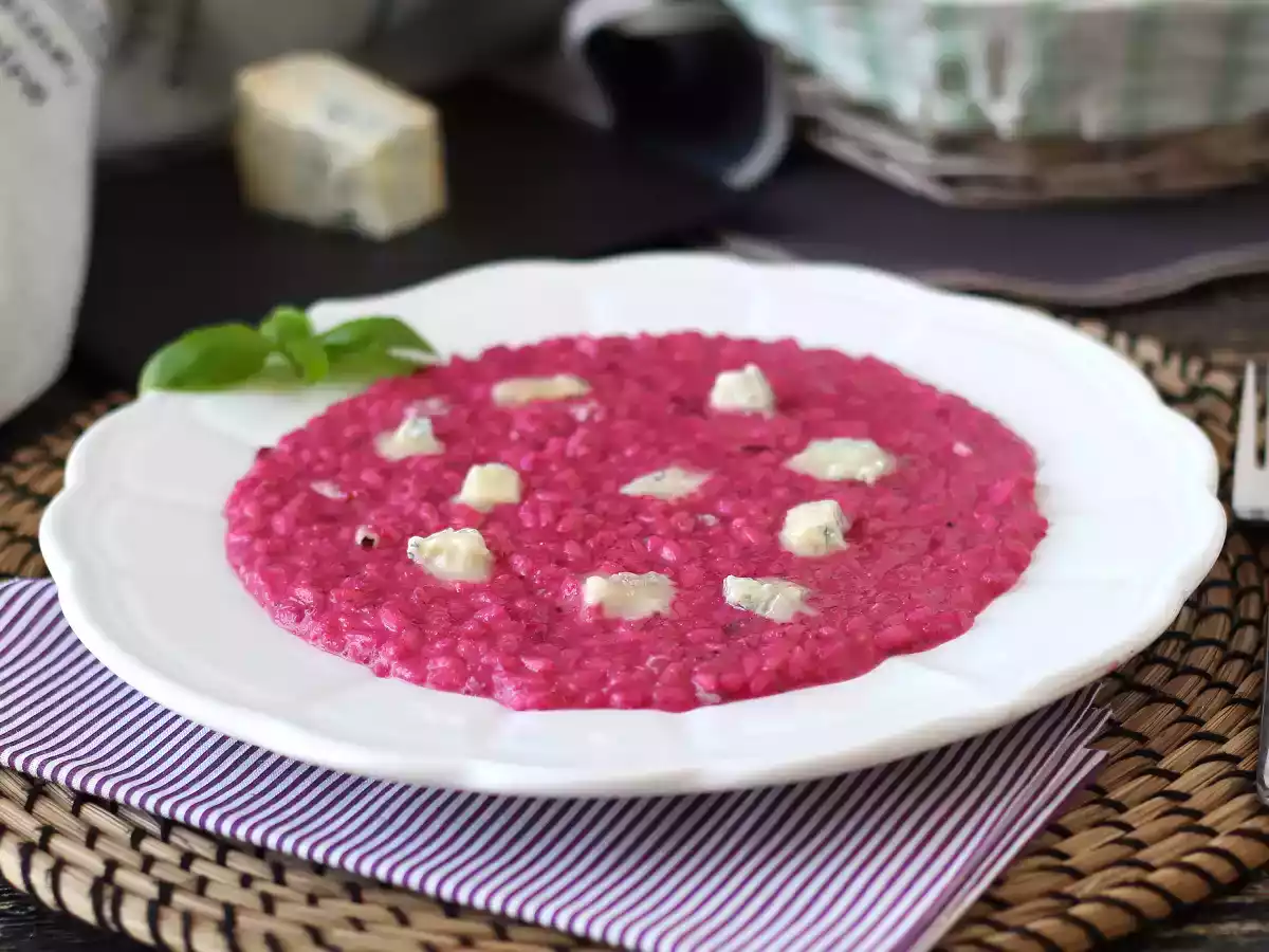 Beet and gorgonzola risotto: an explosion of color and intense flavors