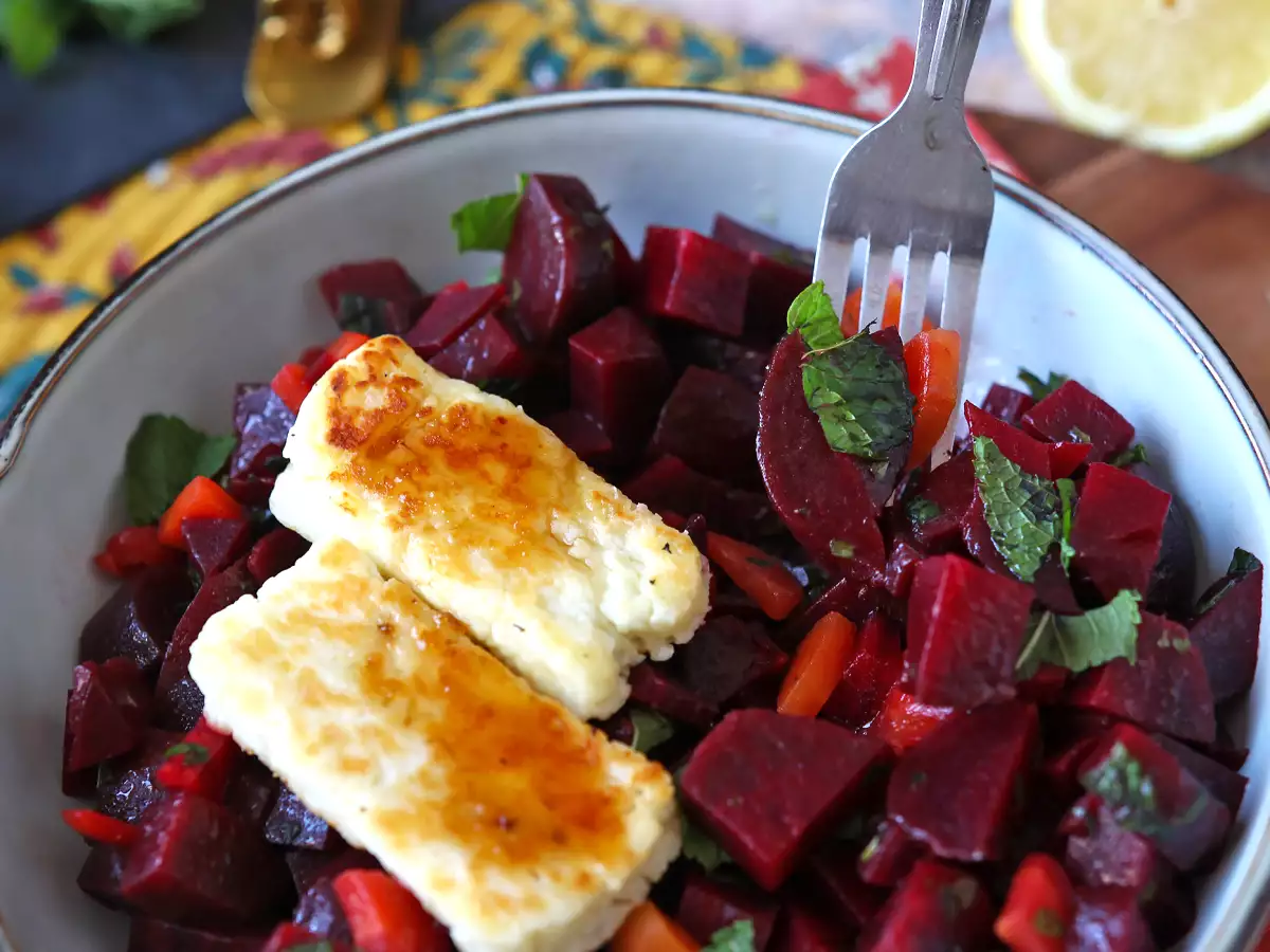Beet salad with grilled halloumi - photo 2