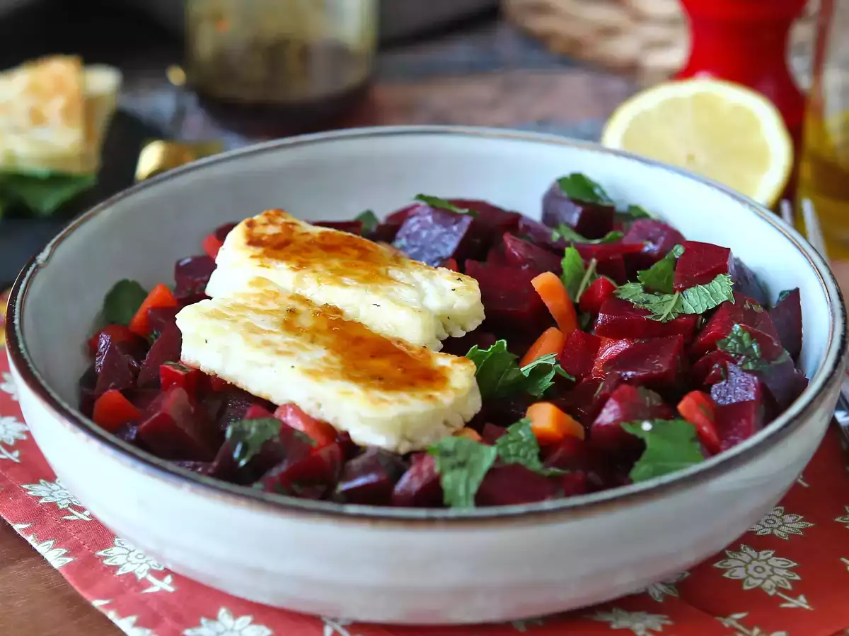 Beet salad with grilled halloumi - photo 3