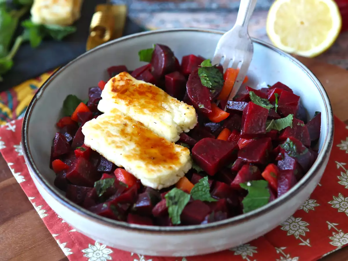 Beet salad with grilled halloumi - photo 4