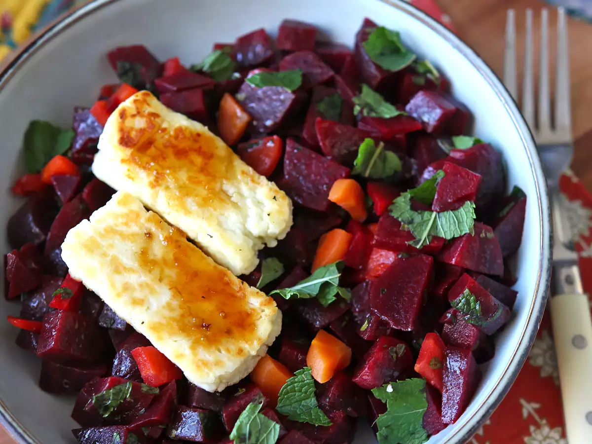 Beet salad with grilled halloumi - photo 5