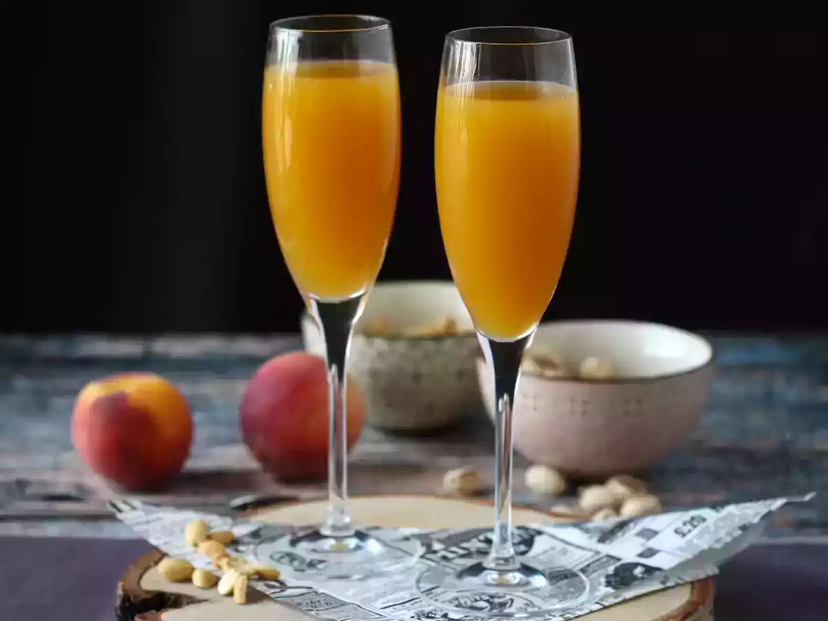 Bellini, the easy italian peach cocktail you can make at home!