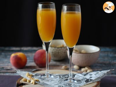 Bellini, the easy Italian peach cocktail you can make at home!