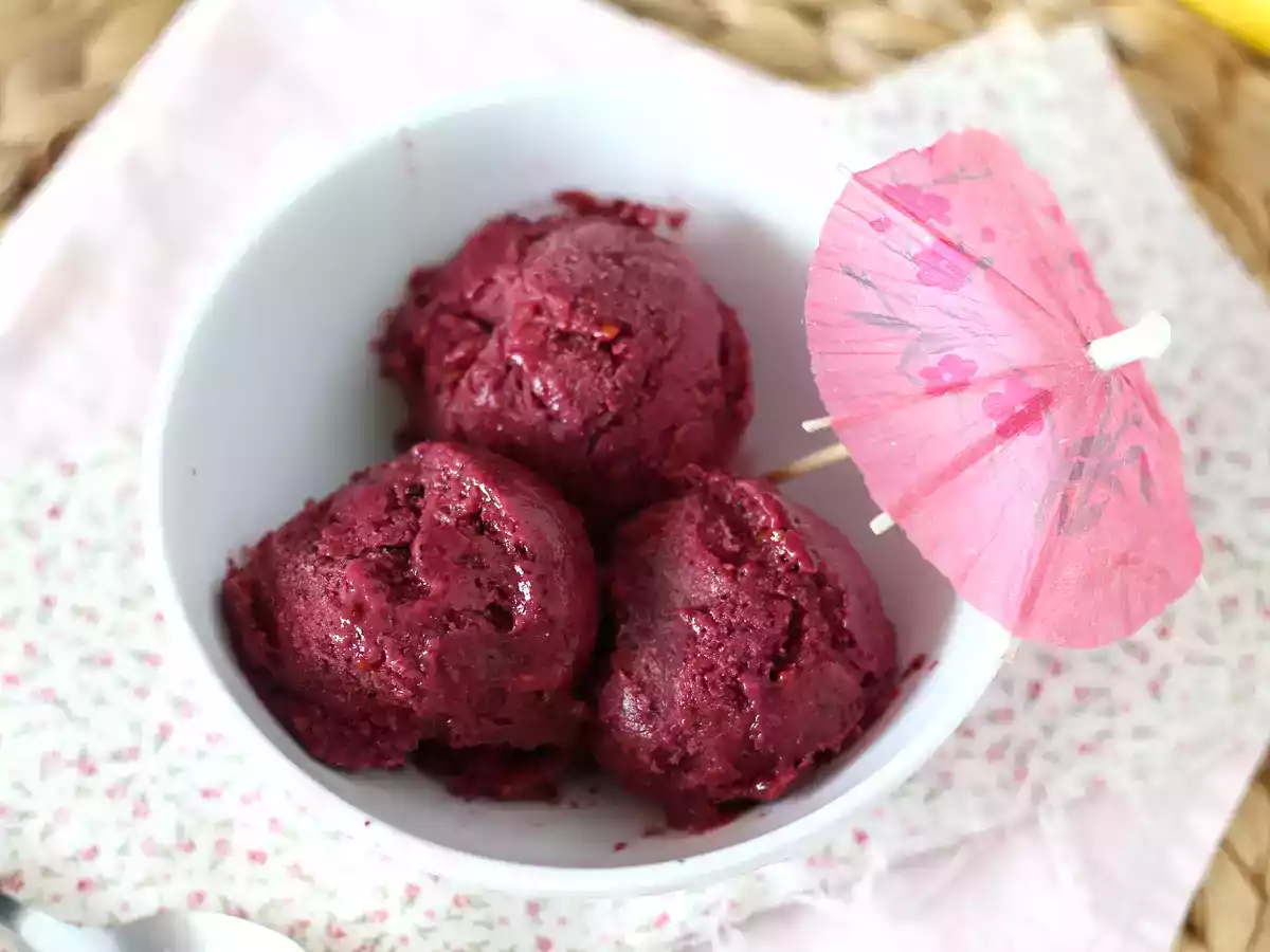 Berry nice cream: transform bananas into vegan ice cream!