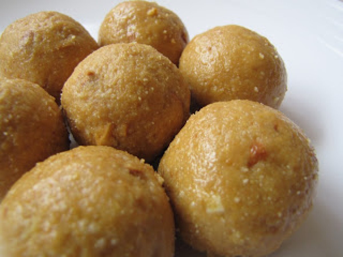 Besan Ke Laddu With Crystallized Sugar