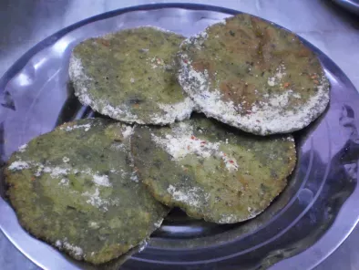 Bhangarapan Bhairi/Mullu Murungai Keerai Vadai/Prickly Amaranth Leaves Fritters