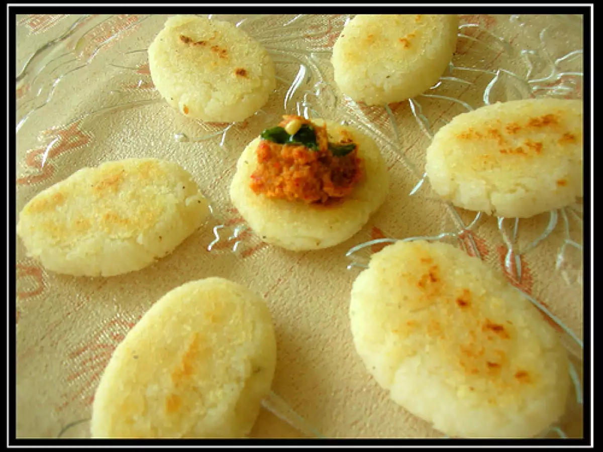 Billa Kudumulu / Rice Rava Tikkis & Onion Chutney and my 100th post..!! - photo 3