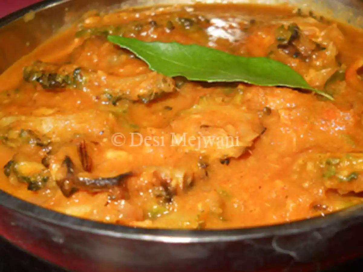 Bitter Gourd Curry / Pavakkai Puli Kuzhambu