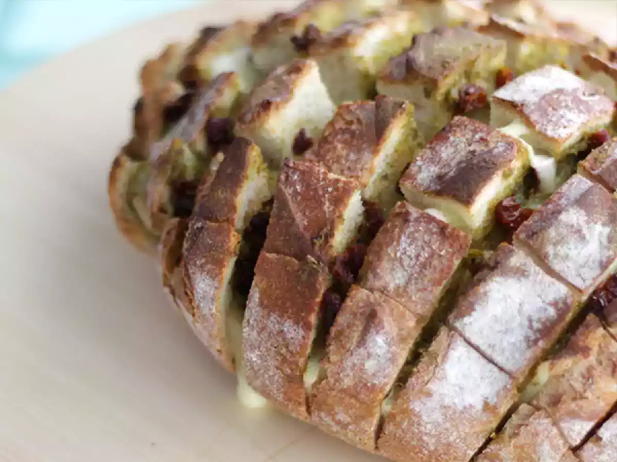 Blooming bread with pesto and cheese - video recipe !