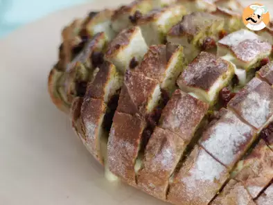 Blooming bread with pesto and cheese - Video recipe !