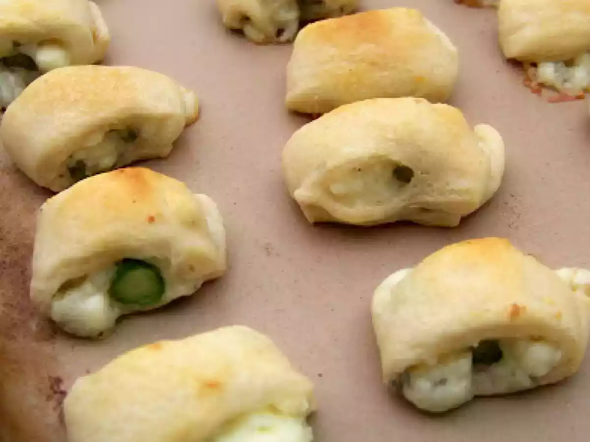 Blue Cheese Asparagus Rolls
