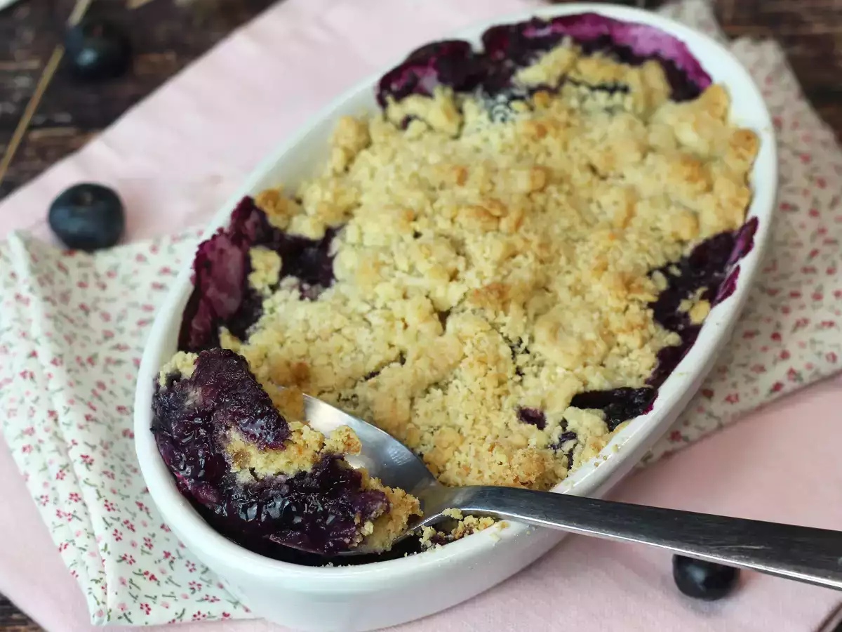 Blueberry and almond crumble: golden on top, juicy inside - photo 3