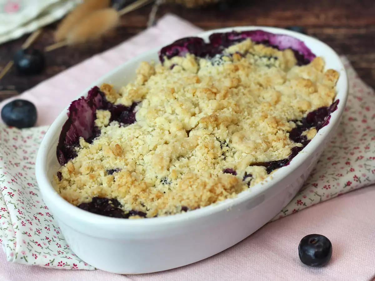 Blueberry and almond crumble: golden on top, juicy inside - photo 2
