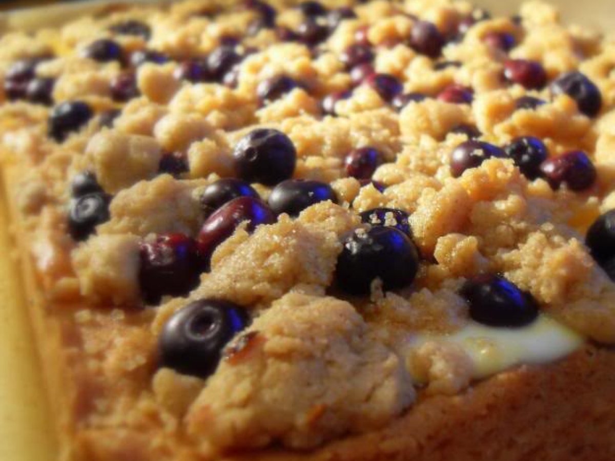 Blueberry Apricot Crumble Traybake