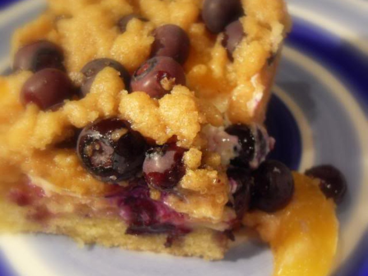 Blueberry Apricot Crumble Traybake - photo 3