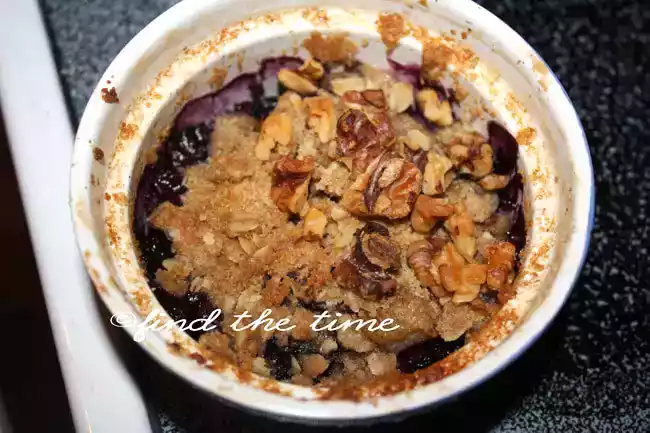 Blueberry-pear crisp recipe for two: a simple dessert