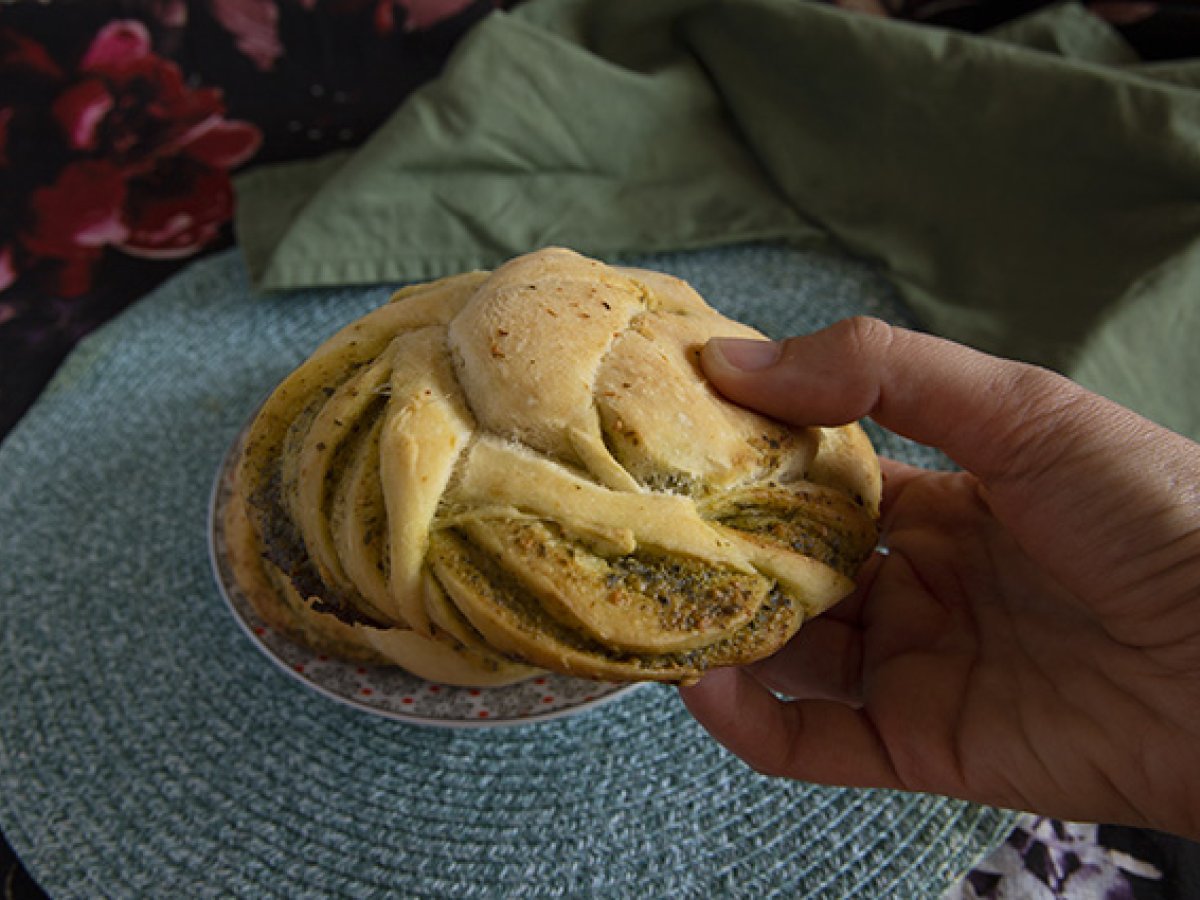 Braided breads stuffed with pesto - photo 2