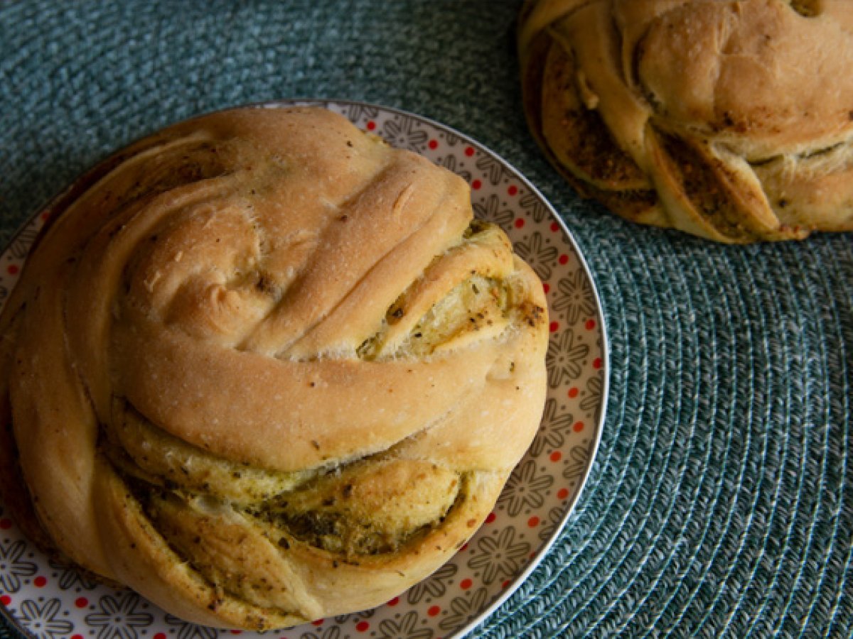 Braided breads stuffed with pesto - photo 4