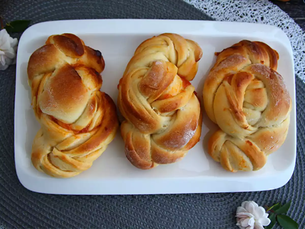 Braided brioche with apricot jam