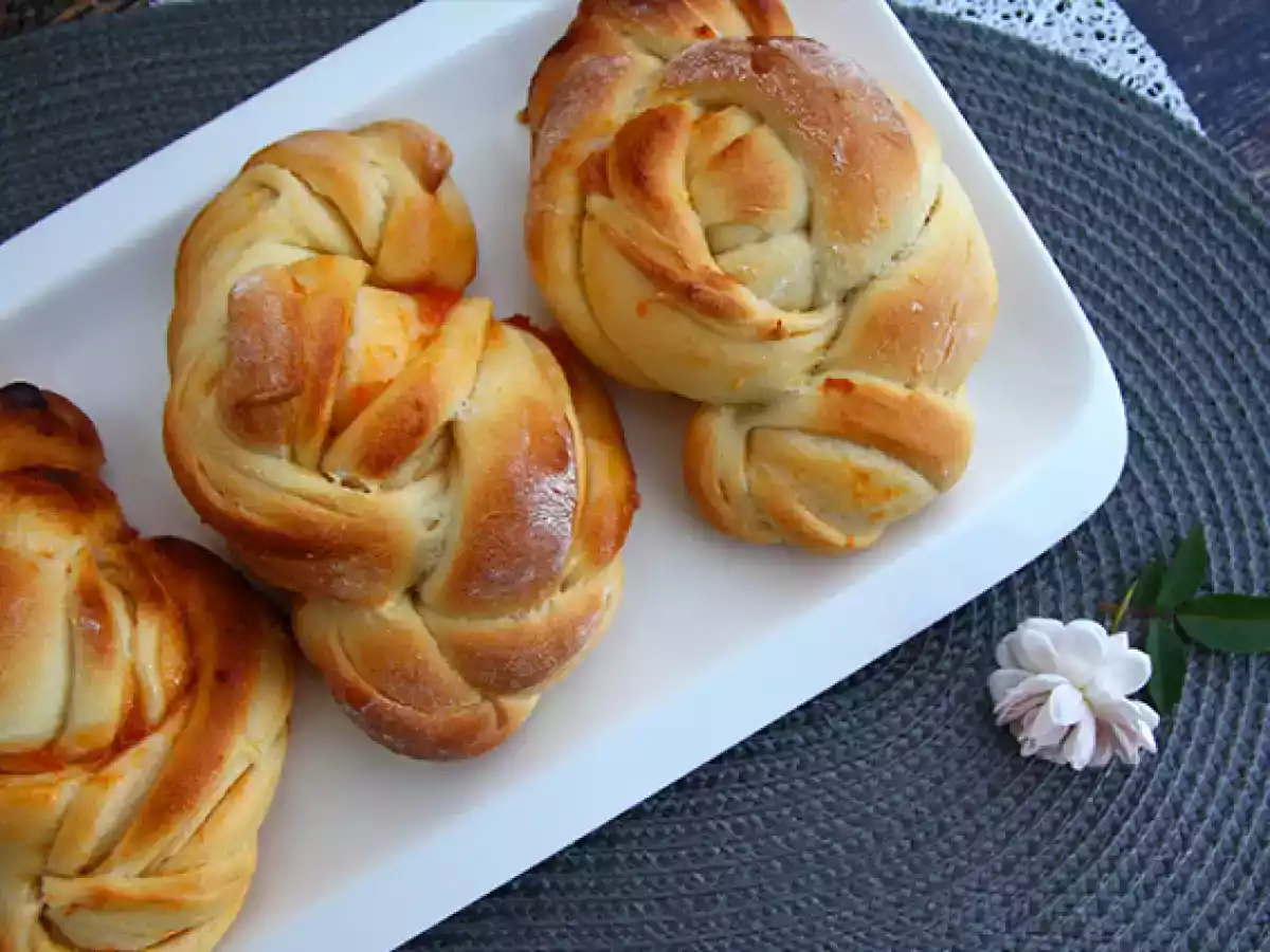 Braided brioche with apricot jam - photo 2