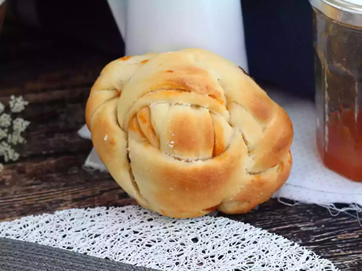 Braided brioche with apricot jam - photo 3