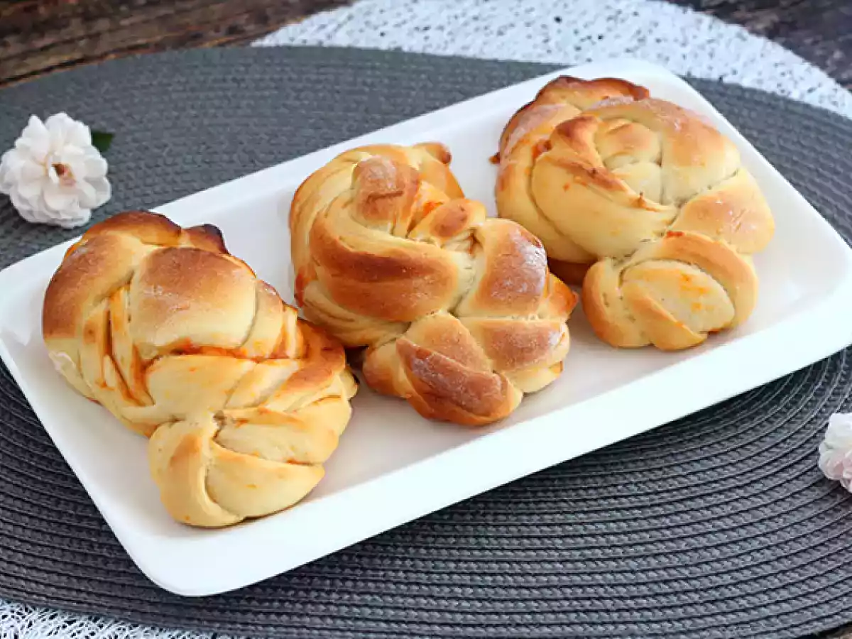 Braided brioche with apricot jam - photo 4