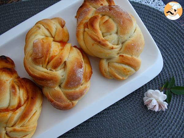 Braided brioche with apricot jam - photo 2