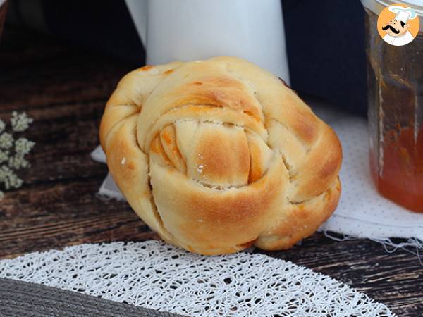 Braided brioche with apricot jam - photo 3