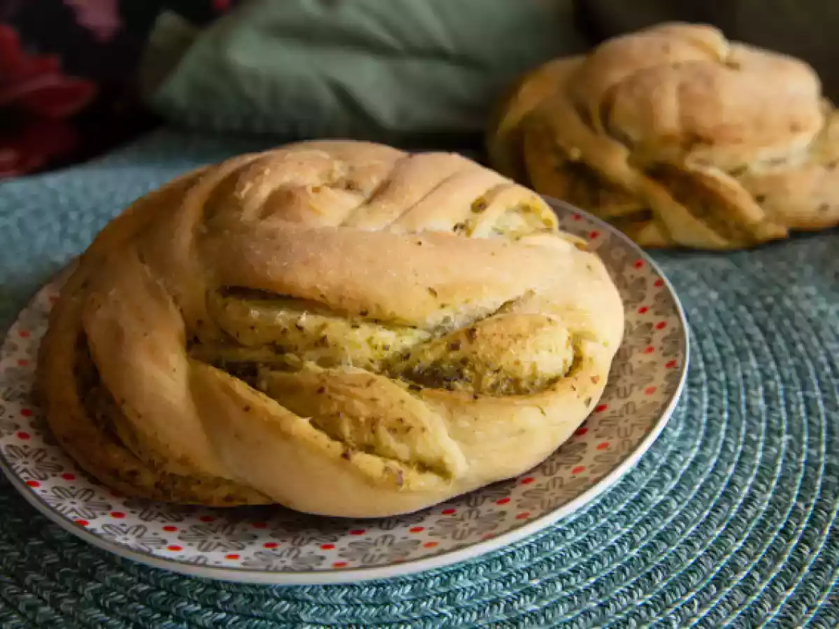 Braided pesto breads