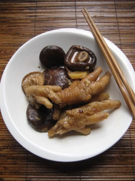 Braised chicken feet with mushrooms and ginger recipe - Recipe Petitchef
