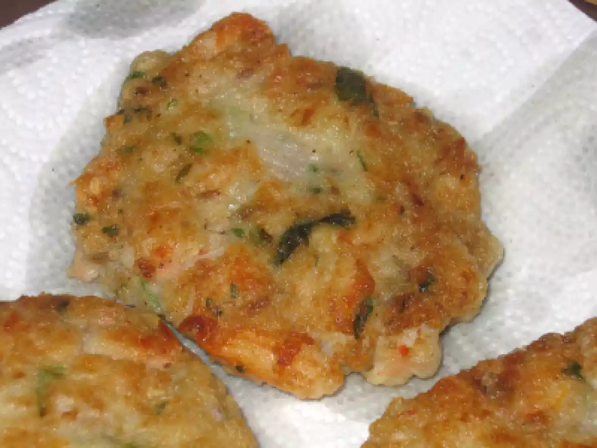 Brazilian white bean and shrimp cake (acaraje) recipe with mango salsa