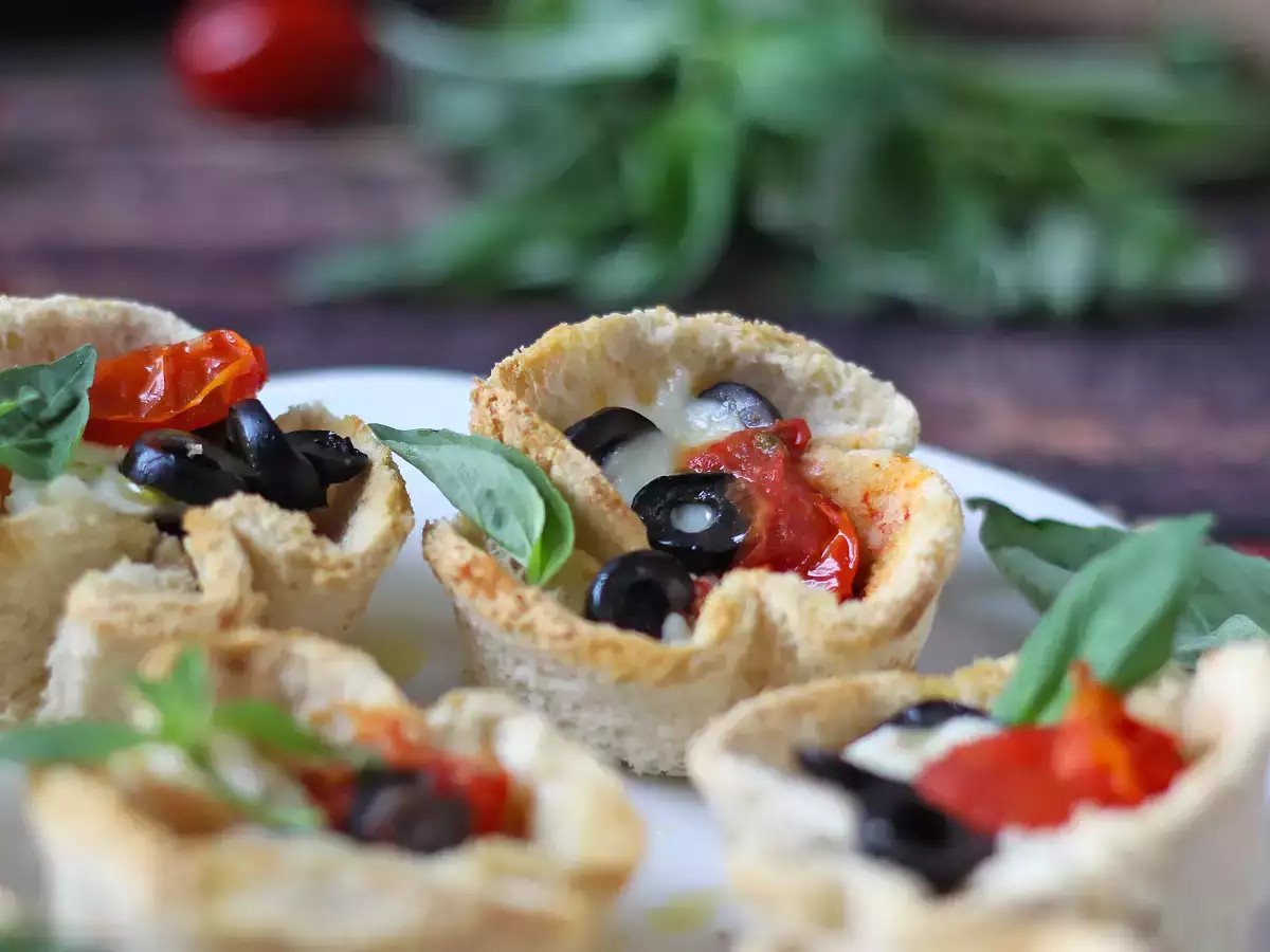 Bread baskets with mozzarella cheese, cherry tomatoes and black olives - photo 2