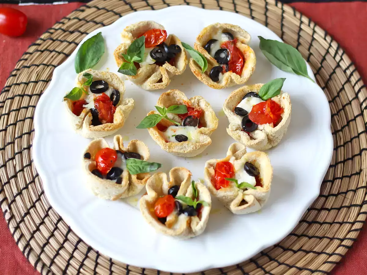 Bread baskets with mozzarella cheese, cherry tomatoes and black olives - photo 3