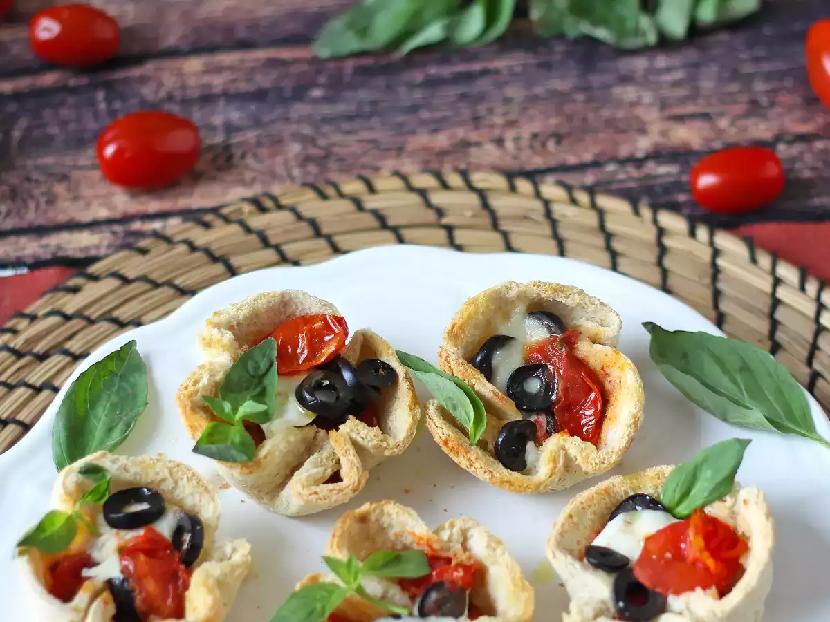 Bread baskets with mozzarella cheese, cherry tomatoes and black olives - photo 4