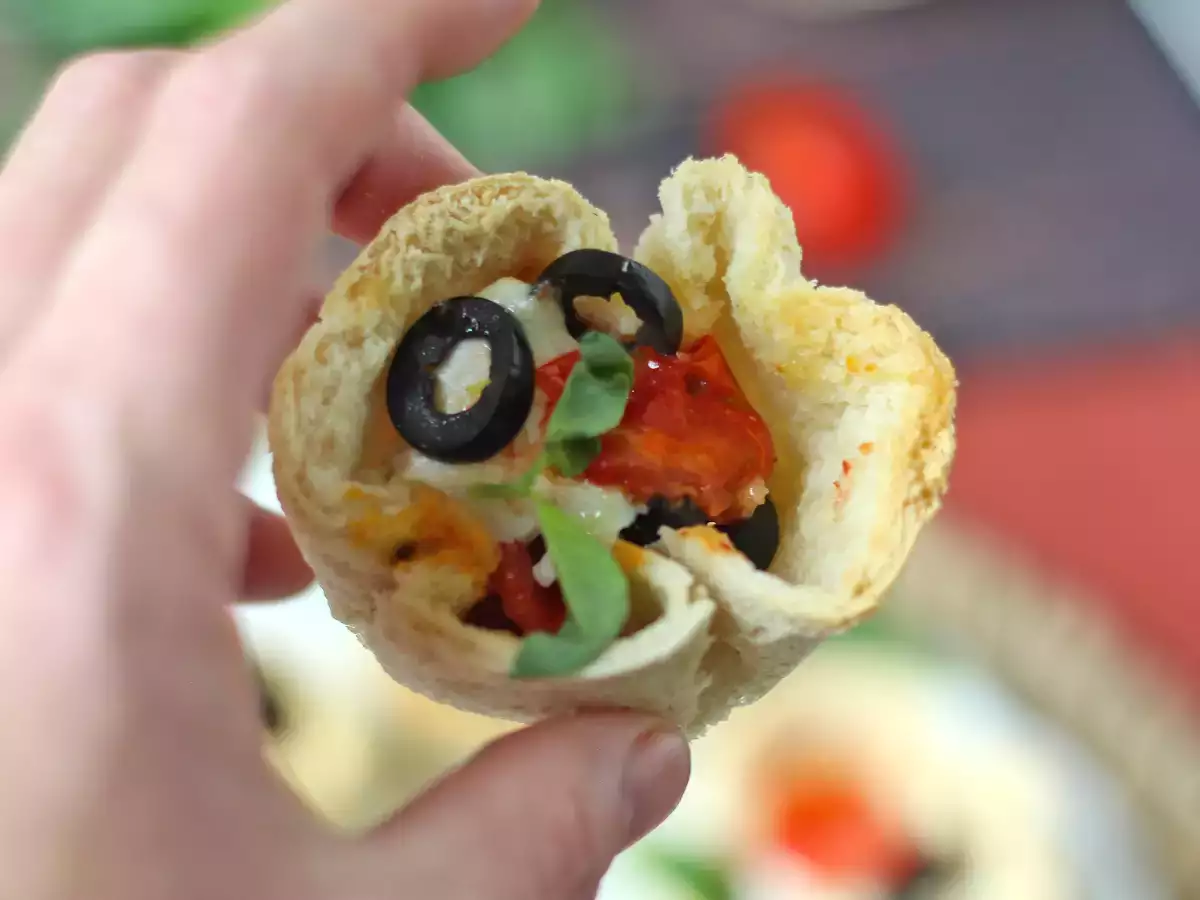 Bread baskets with mozzarella cheese, cherry tomatoes and black olives - photo 5