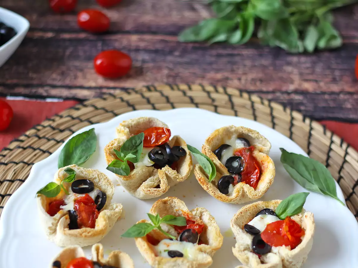 Bread baskets with mozzarella cheese, cherry tomatoes and black olives - photo 6