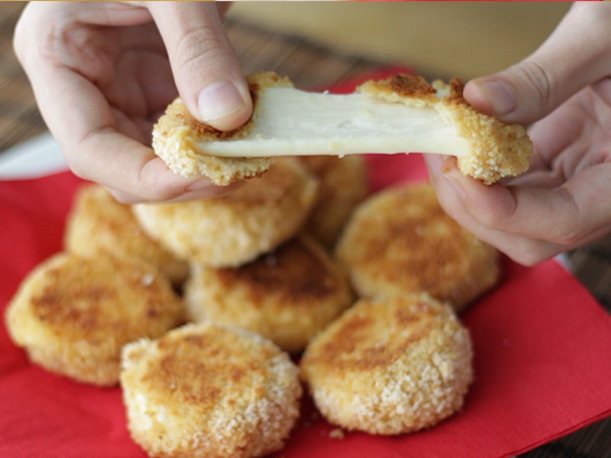 Breaded Babybel cheese wheels - Video recipe !