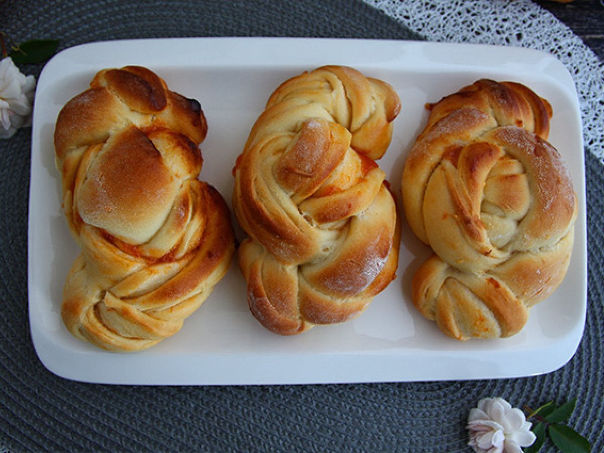 Breaded brioches with apricot jam