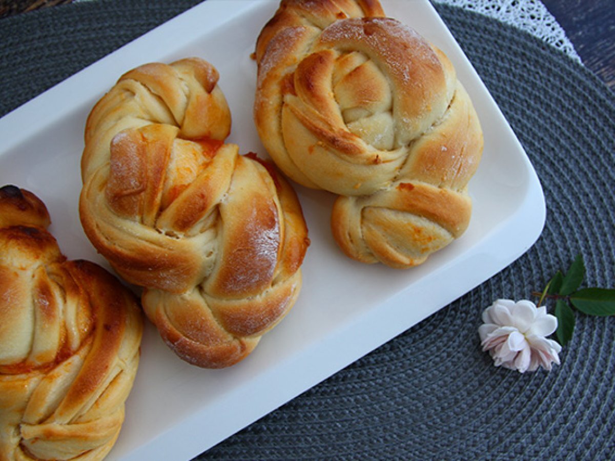 Breaded brioches with apricot jam - photo 2