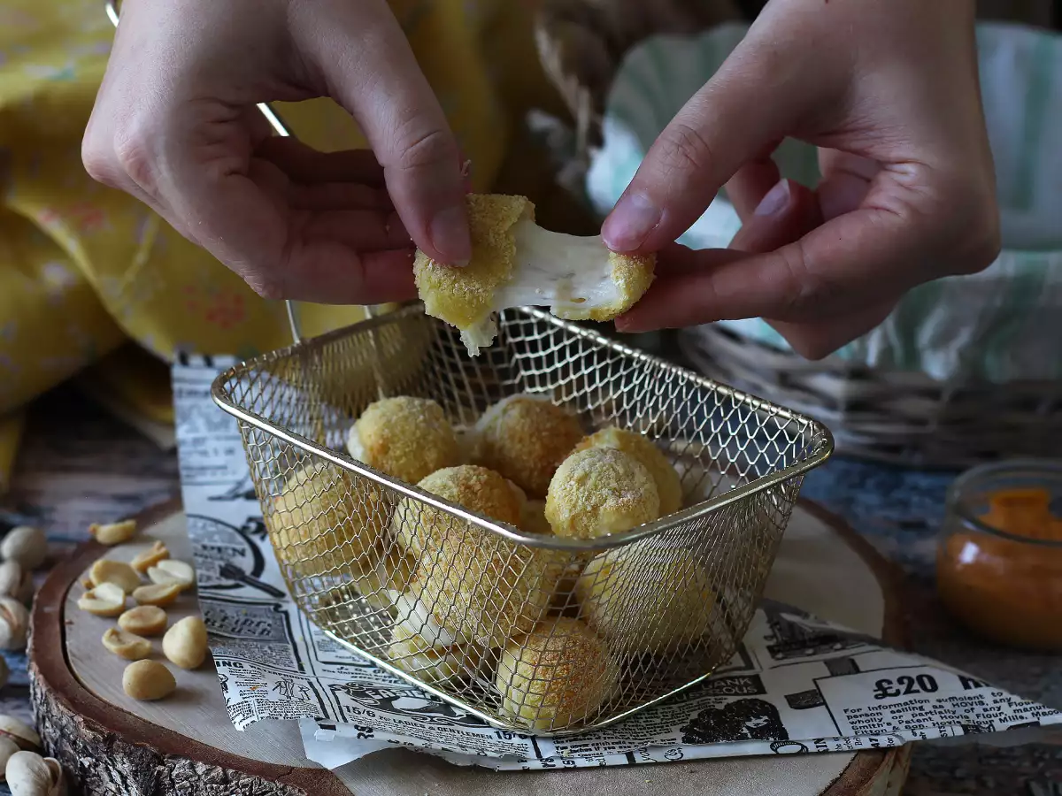 Breaded mozzarella balls in the air fryer - photo 4
