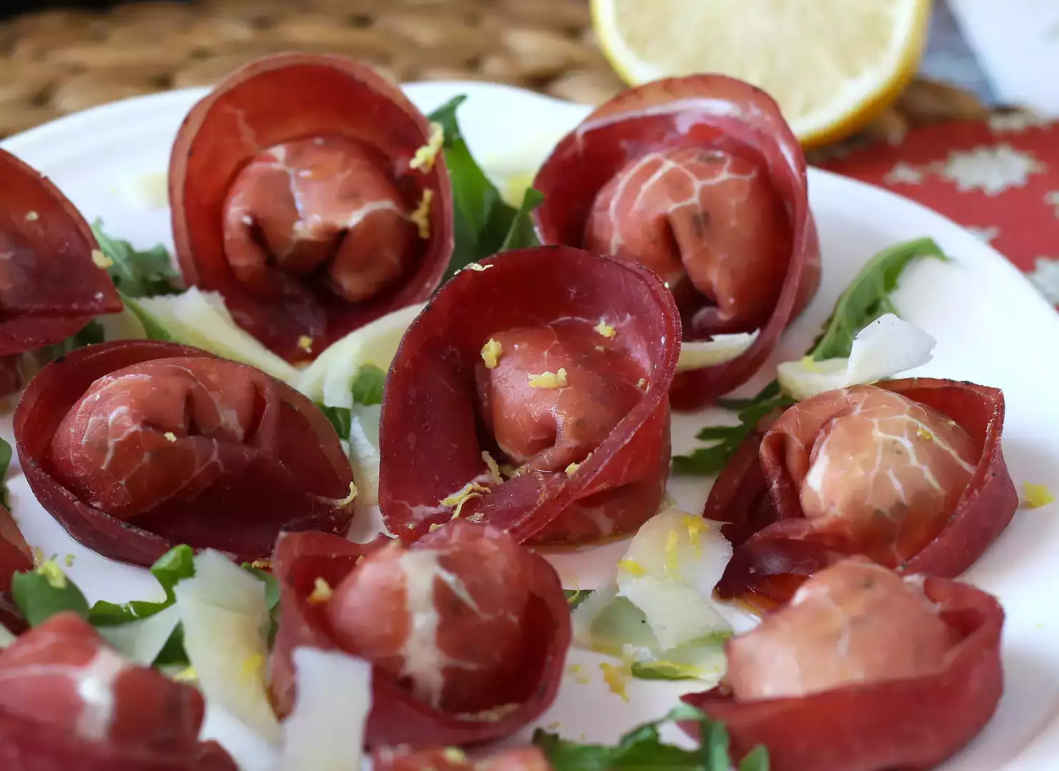 Bresaola tortelloni stuffed with arugula and ricotta cheese: tasty and ready in 10 minutes!