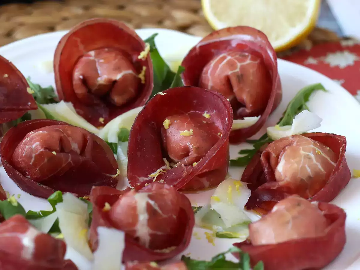 Bresaola tortelloni stuffed with arugula and ricotta cheese: tasty and ready in 10 minutes!